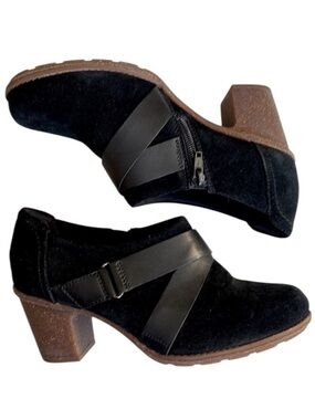 EUC Clarks Leather Heeled Booties Black Size 8 Wide Width